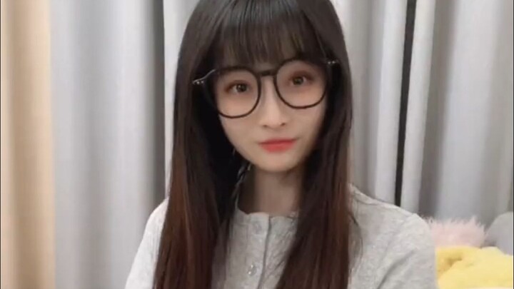 Những bộ quần áo cô gái giấu dưới đáy hộp thật là thú vị!