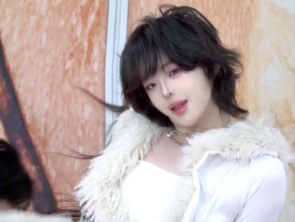 Video pertama di seluruh internet yang membawa mobil penari latar! Aksi panggung mahasiswa pria tahu