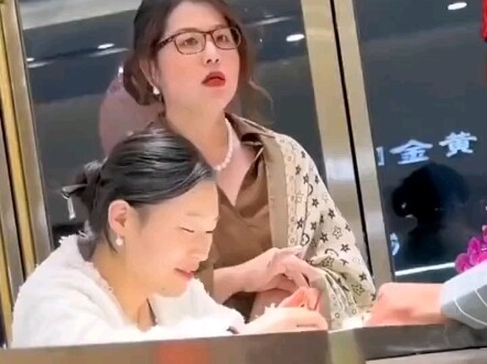 The aunt in the gold shop actively pursues the guy original # Find some fun in life # Life fragment 