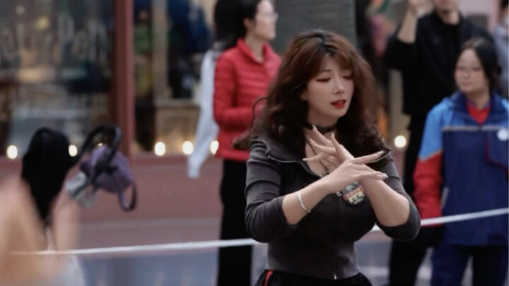 Bữa tiệc tưng bừng mùa xuân!! Mình đi Universal Studios làm người ảo rồi! Cảm ơn cô gái xinh đẹp đã 