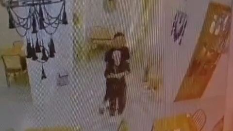 Dunia milik berdua, di videoin lewat CCTV