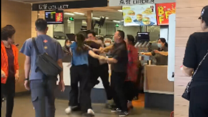 عجوز أسطورية من الخادم الصيني تفتعل المشاكل في ماكدونالدز وتتعرض للضرب المبرح
