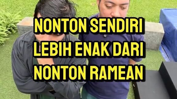 Kalo kalian, lebih suka nonton film sendiri apa ramean nih?🤔🎬