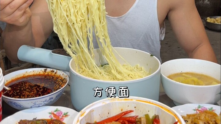 It’s been ages since I last had instant noodles—every now and then, it really hits the spot. There’s