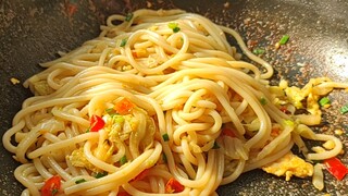 "هل معكرونة الأرز الخاصة بك مطاطية؟" "إنها مطاطية بما يكفي لجعل أسنانك تطير بعيدًا."