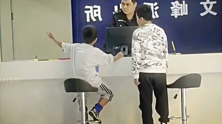 Cậu bé: Tuổi trẻ chẳng có giá, thôi thì lén bố mẹ đi chơi một vòng