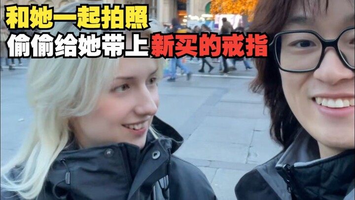 Cùng cô ấy chụp ảnh, lén đeo cho cô ấy chiếc nhẫn mới mua!