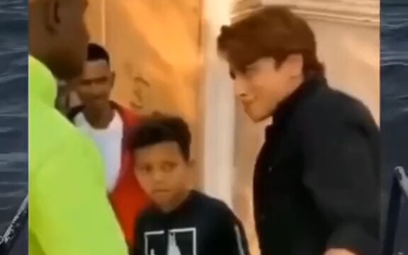 Ayah dan anak si badut diserang dari segala arah, terpaksa berubah wujud