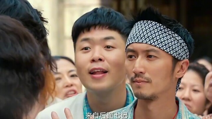 بجوار الرجل وُضِعَتْ قِدرٌ حديديّةٌ مقلوبةٌ، فكان المارةُ يغيّرُ منظرُها ملامحَ وجوهِهم.