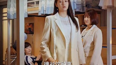 Nhà nữ sinh mặc trùng đồ, chen chúc nhau!