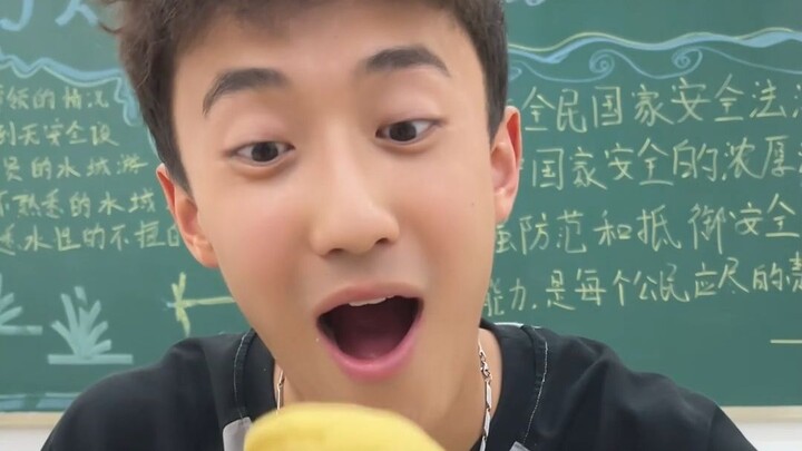 Chắc chẳng ai trong video này từng ăn quá một loại kem cả.