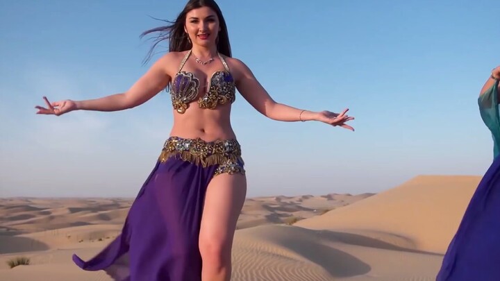 راقصة البطن والعزف على الكمان