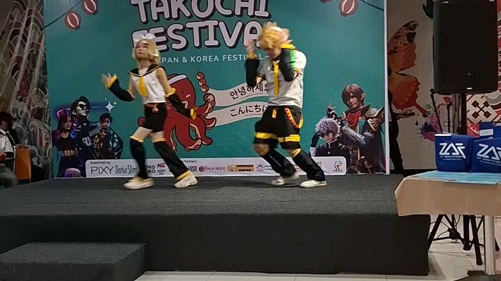 Rin & Len Kagamine Twun Dance Cosplay