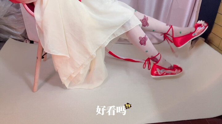 ชุดโบราณกับถุงน่องลูกไม้จะเวิร์กมั้ยนะ?