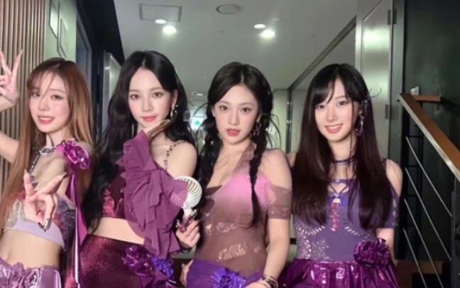Lại làm trò cười rồi, cả bốn người nhảy không đều chỉ đổ lỗi cho một mình giọng ca chính vốn không đ