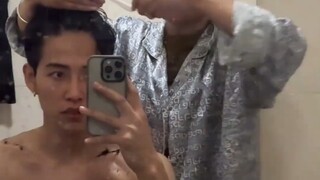 妈妈给儿子剪头发，结果剪刀坏了，网友：从满面愁容到喜笑颜开！！