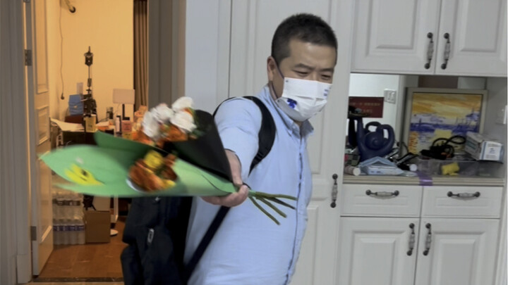 A Quiet Life After 16 Years of Cohabitation Between Two Post-80s Uncles (October)