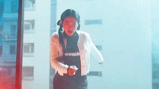 富婆妈妈终于找到失散20年的亲生女儿，然而两人期待的第一次见面却被突然发生的火灾打断，女儿用超能力救人时被炸弹炸飞，而妈妈为了救女儿奋不顾身的跳了楼！