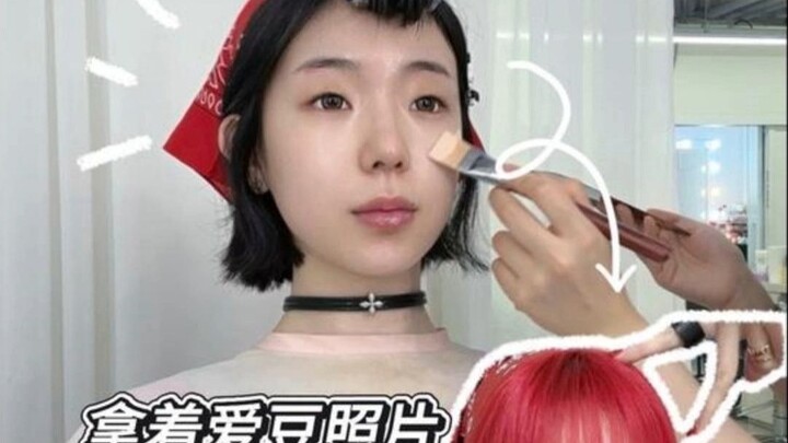 At Xiao Han’s concert, cosplaying her favorite idol? Just by holding up a photo?! She’s practically 