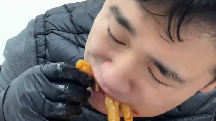 Anh Kai ăn chân gà không xương bốn trong một