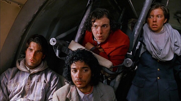 Vụ tai nạn máy bay có thật: Người sống sót bị mắc kẹt giữa vùng tuyết trắng mênh mông