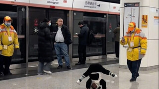 A five-year-old street dance baby is dancing street dance in the subway. His movements are amazing!