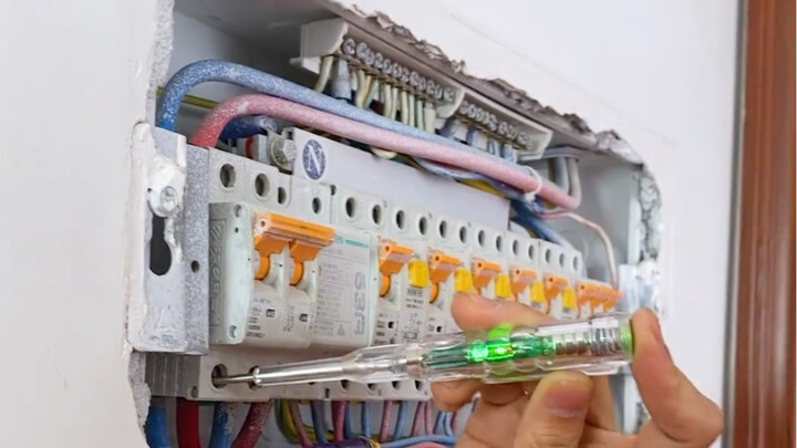 High-brightness LED color-light voltage tester: fully featured and easy to use—have you mastered it 