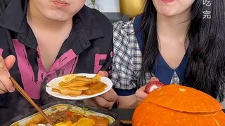 #自热火锅 还是老妈会藏，惊喜送他嘴里都不吃的#一定要看到最后#搞笑#情侣日常#超便宜超划算