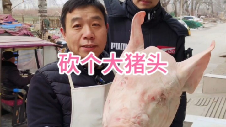 Chặt một cái đầu heo lớn