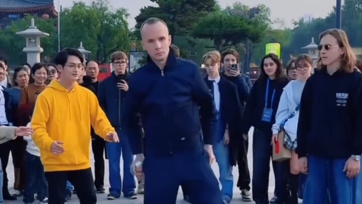 Para jagoan berkumpul! Ketika robot buatan Rusia bertemu dengan manusia berjam mekanik buatan Tiongk