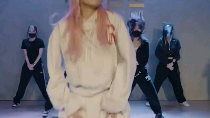 Girl group member solo performance showcase: Whose expression do you think is better?