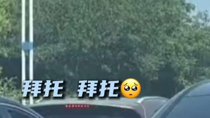 Dân mạng lái xe tình cờ gặp người chen ngang lịch sự nhất, thao tác liền mạch như mây trôi nước chảy