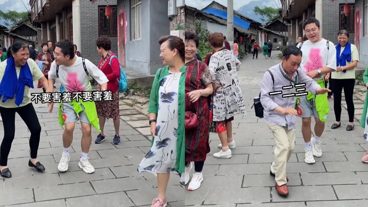 男子心情不好报了老年团，叔叔阿姨会照顾人每天笑嘻嘻：被治愈了