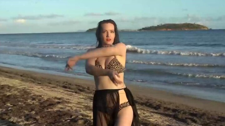 All kinds of seaside belly dance
