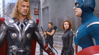 มีใครสังเกตไหมว่าใน Avengers 1 ฮอว์คอายกำลังเก็บลูกธนูจากด้านหลังกัปตันอเมริกา?