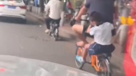 เด็กชายปั่นจักรยานไปโรงเรียน แต่เมื่อสังเกตดีๆ กลับพบว่าลูกชายกำลังปั่นจักรยานพามาด้วย!