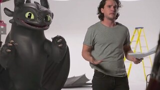 Saat Toothless datang ke lokasi syuting untuk syuting