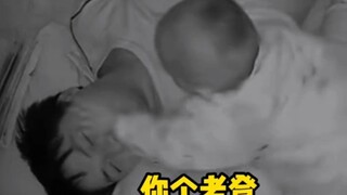 الطفل سوف يفعل ذلك بمفرده دون مساعدة الأم #مضحك#عكس#غير متوقع