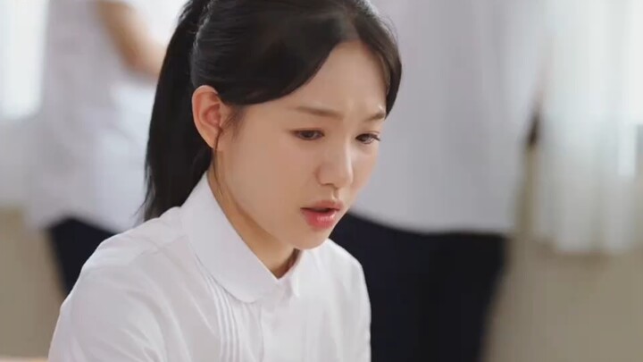 ติงเสี่ยนเปลี่ยนที่นั่งแล้วถูกเพื่อนร่วมชั้นกลั่นแกล้ง โจวซือเยว่เห็นอยู่ในสายตาแต่เจ็บปวดอยู่ในใจ
