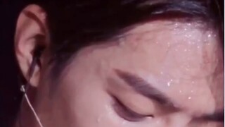 Xiao Zhan wanted to go out with his friends, but he found that his friends were all showing off thei