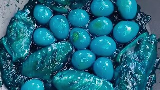 Blue-colored food can effectively curb cravings—after watching this ten times, I’m no longer hungry!