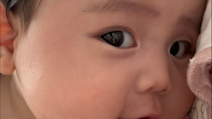 Saat aku menyimpan video anak perempuanku yang meminta susu dari berbagai usia...