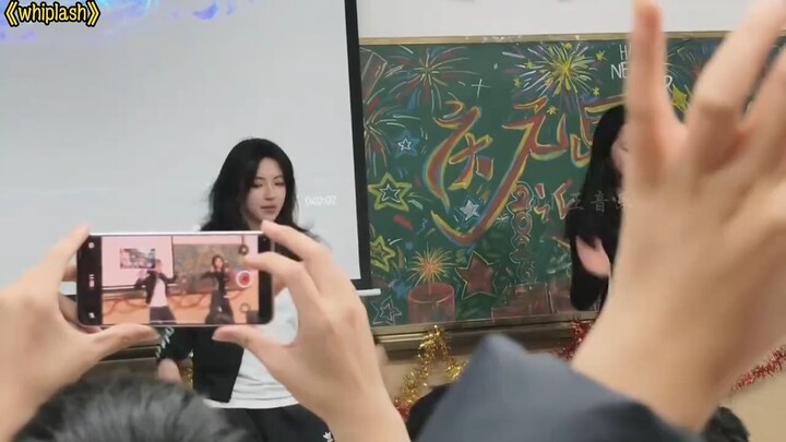 Tổng kết đêm hội mừng Năm Mới: Nhảy điệu nhảy “tủ” của mình, chúc các anh em thân thiết của tôi năm 