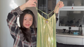 Có người đã gửi cho tôi tin nhắn riêng yêu cầu tôi mặc chiếc váy hở lưng rộng này...