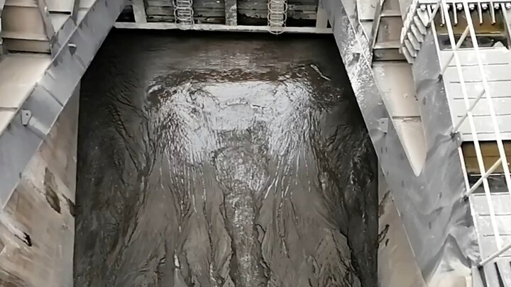 Saat bendungan waduk menghempaskan lumpur di dasarnya dengan tekanan air seberat puluhan ribu ton, l