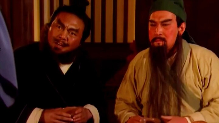 Guan Yu mengangkat batu penggiling seberat seribu kati, siapa sangka malah membagi daging Zhang Fei,
