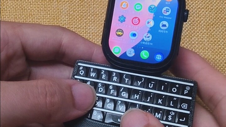 Đồng hồ Bạch Mã Loan có chức năng nhắn tin qua Bluetooth, tốc độ gõ hơi nhanh.