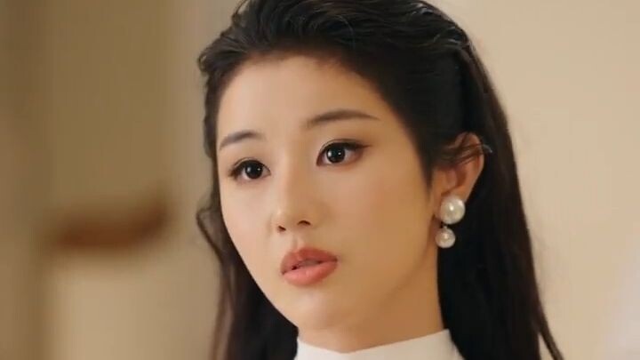 Liu Runming and Sun Qianxun, she desperately tried to escape the world of the wealthy, yet time and