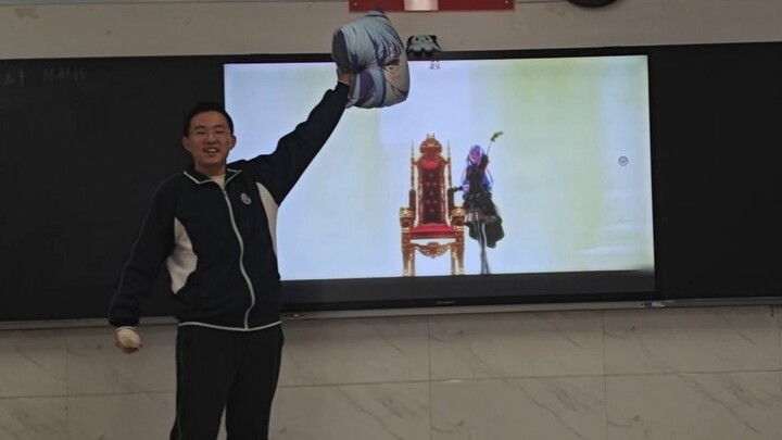 طالب موهوب في الصف الثالث الثانوي يقدّم أغنية “الكرة السماوية + شِعْر العثرات” في حفل رأس السنة، فتت