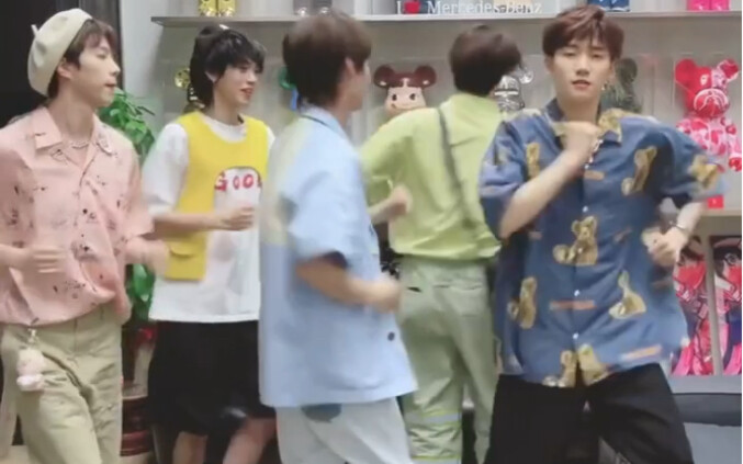 “เซี่ยซิงหยาง” “ลูกอมหวานมาก” เซี่ยซิงหยางเต้น แค่ตามจังหวะได้สักจังหวะเดียวก็จะไม่ดูเหมือนหมาโง่อีก